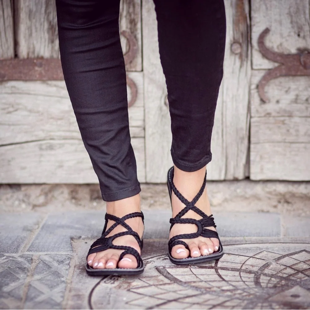 NEW Plaka Flat Sandals for Women Palm Leaf Black Zebra 9